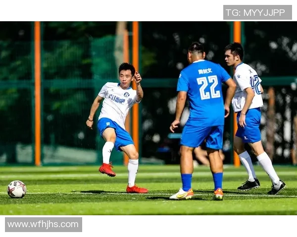 足球明星身着球服展现风采与魅力的精彩瞬间回顾